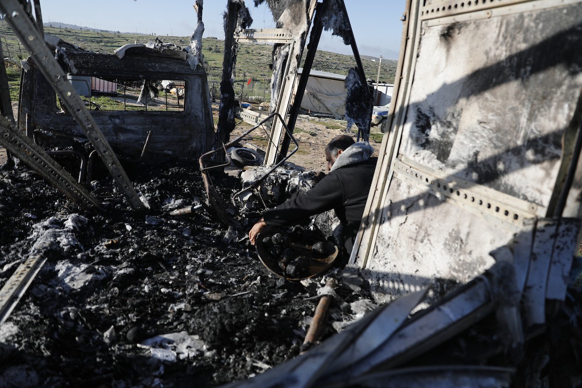 يتفقد فلسطينيون الأضرار التي لحقت بمنازلهم وممتلكاتهم في مستوطنة سوسيا، جنوب الخليل، عقب هجمات شنها مستوطنون يهود الليلة الماضية. الخليل، الضفة الغربية، 25 فبراير/شباط 2026. تصوير: مأمون وزواز