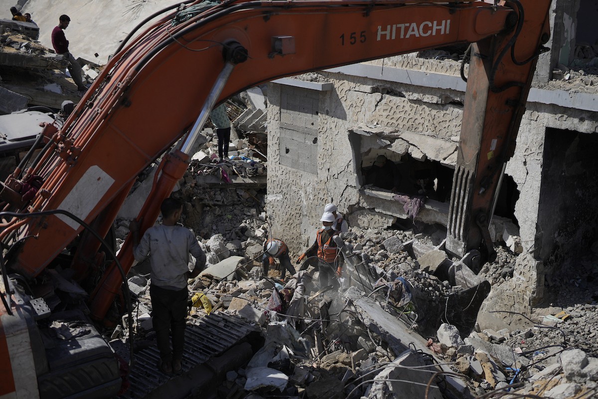 تحاول فرق الدفاع المدني الفلسطيني، بالتنسيق مع اللجنة الدولية للصليب الأحمر، انتشال جثث عائلتي عيادة وغنيم من تحت أنقاض منزل عائلة غباين، في بيت لاهيا، شمال قطاع غزة. 22 فبراير/شباط 2026. صورة: عمر أشتوي