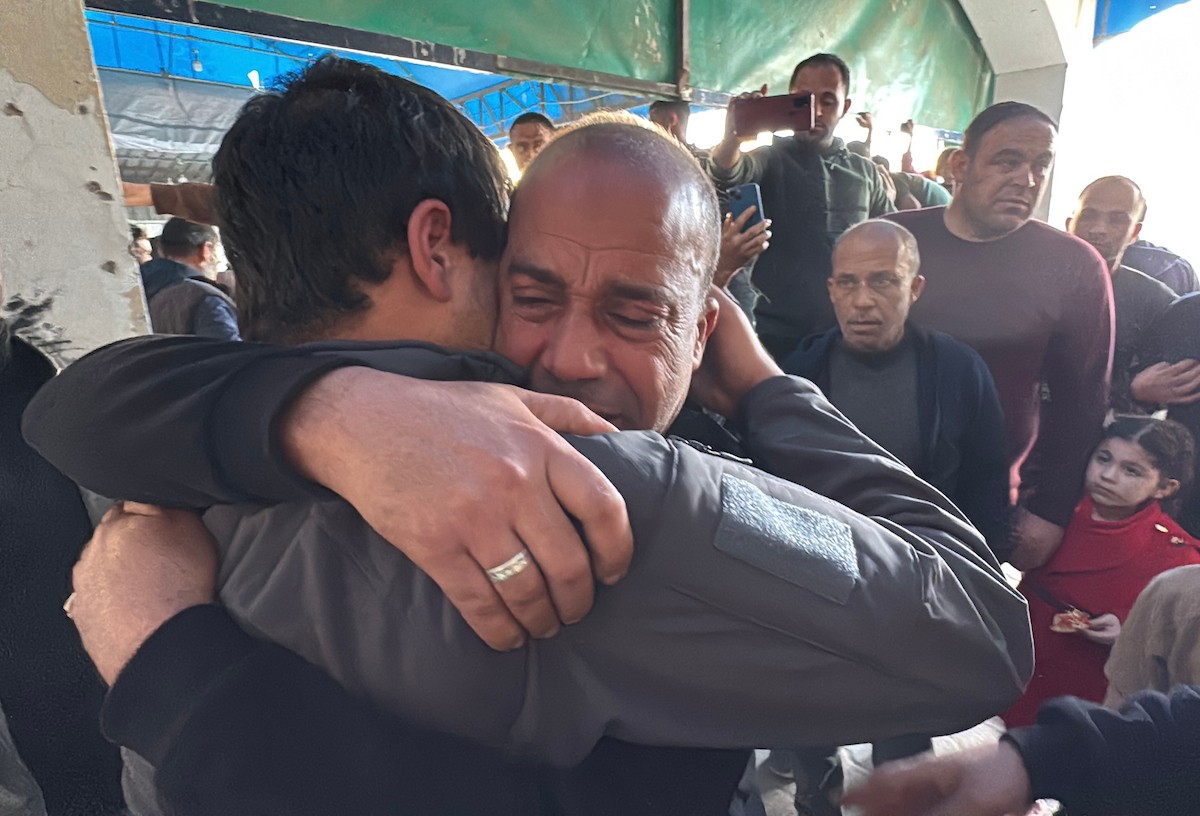 اللجنة الدولية للصليب الأحمر تنقل 8 أسرى فلسطينيين إلى مستشفى شهداء الأقصى في دير البلح، وسط قطاع غزة، بعد إطلاق سراحهم من قبل القوات الإسرائيلية. ١٦ فبراير/شباط ٢٠٢٦. صورة: أحمد إبراهيم