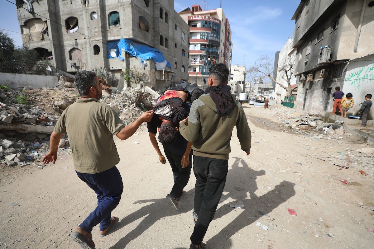 ودّاع جثمان وصل إلى مستشفى الشفاء في مدينة غزة. وكان قد استشهد بنيران الجيش الإسرائيلي أثناء جمعه الحطب في بيت لاهيا، شمال قطاع غزة، 8 فبراير/شباط 2026. تصوير: عمر أشتوي