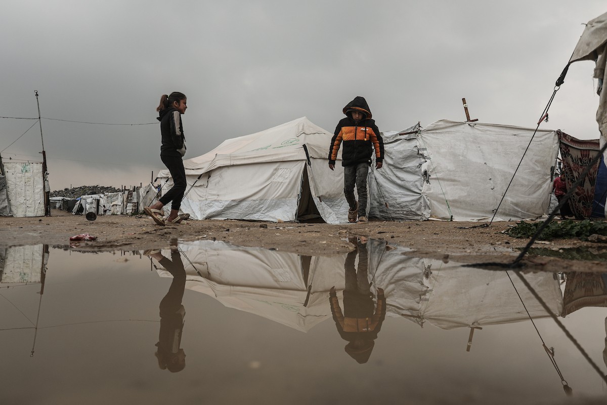 يواجه اللاجئون الفلسطينيون ظروفاً قاسية بعد أن غمرت الأمطار الغزيرة خيامهم في مخيم البريج بوسط قطاع غزة في 24 فبراير/شباط 2026. صورة: معز صالحي