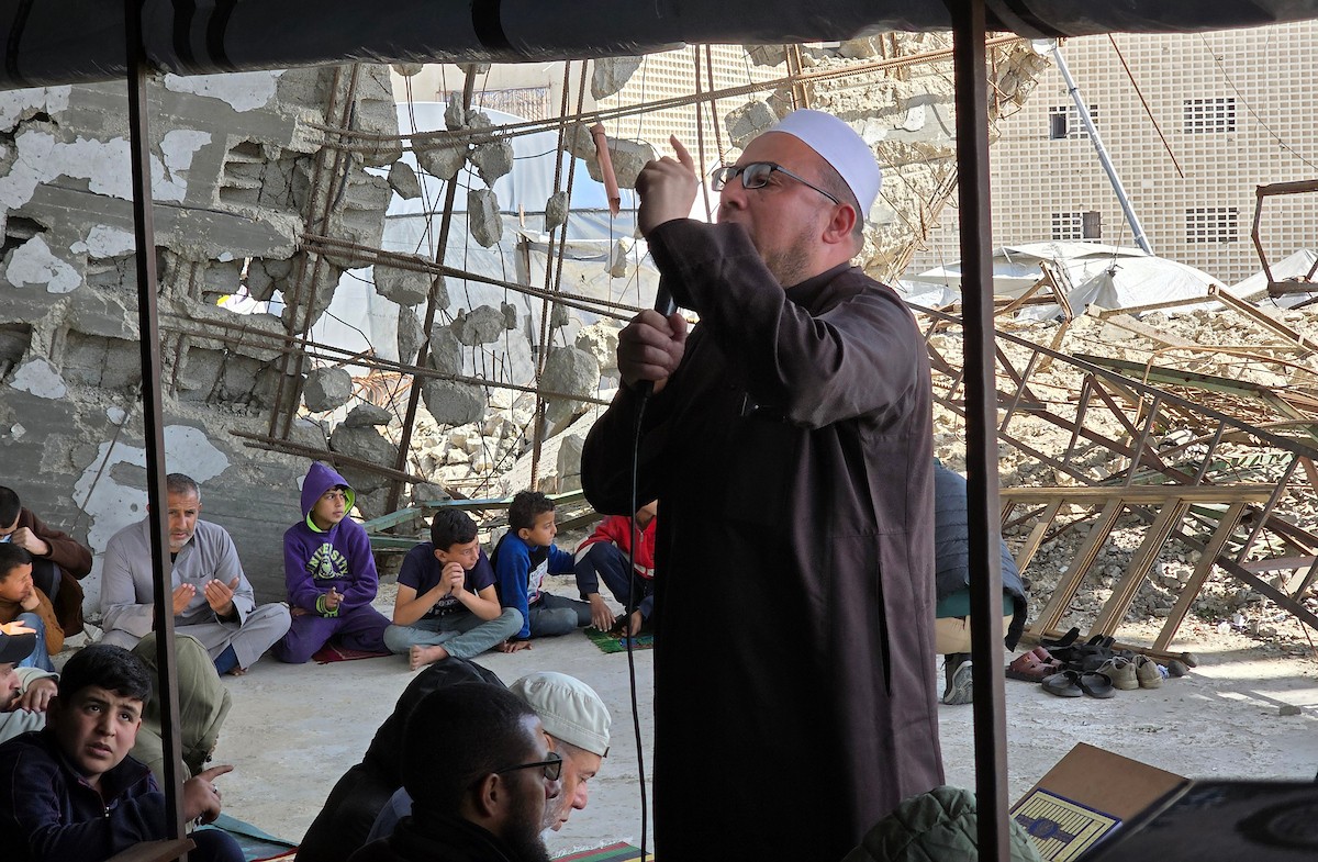 يؤدي الفلسطينيون أول صلاة جمعة من شهر رمضان المبارك وسط أنقاض مسجد الألباني في خان يونس، غزة، في 20 فبراير/شباط 2026. صورة: طارق محمد