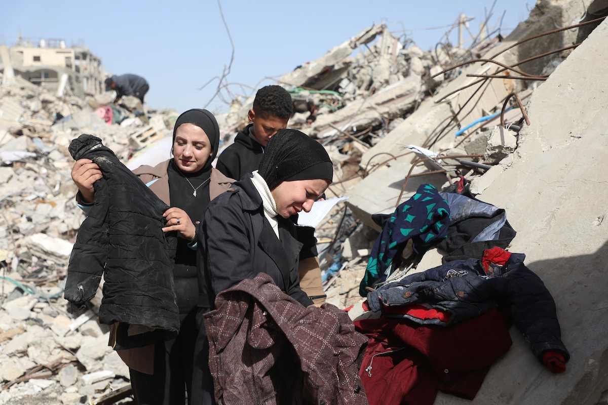 فرق الدفاع المدني التنسيق مع اللجنة الدولية للصليب الأحمر تطلق حملةً لانتشال نحو 67 جثة من عائلة أبو نصر، من تحت أنقاض منزل استهدفه الجيش الإسرائيلي خلال الحرب في بيت لاهيا، شمال قطاع غزة. 15 فبراير/شباط 2026. صورة: عمر أشتوي