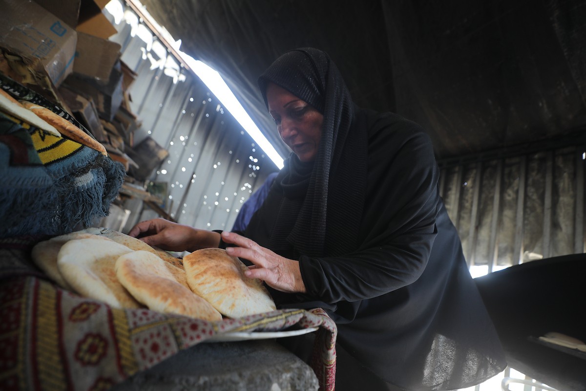 مجموعة من النساء يعملن داخل مخبز أُنشئ في مخيم اليرموك للاجئين بمدينة غزة، ضمن مبادرة إنسانية بالشراكة مع اللجنة الدولية للصليب الأحمر. تهدف المبادرة إلى تخفيف الأعباء المعيشية عن النساء النازحات، لا سيما خلال شهر رمضان. مدينة غزة، 25 فبراير/شباط 2026. تصوير: عمر أشتوي