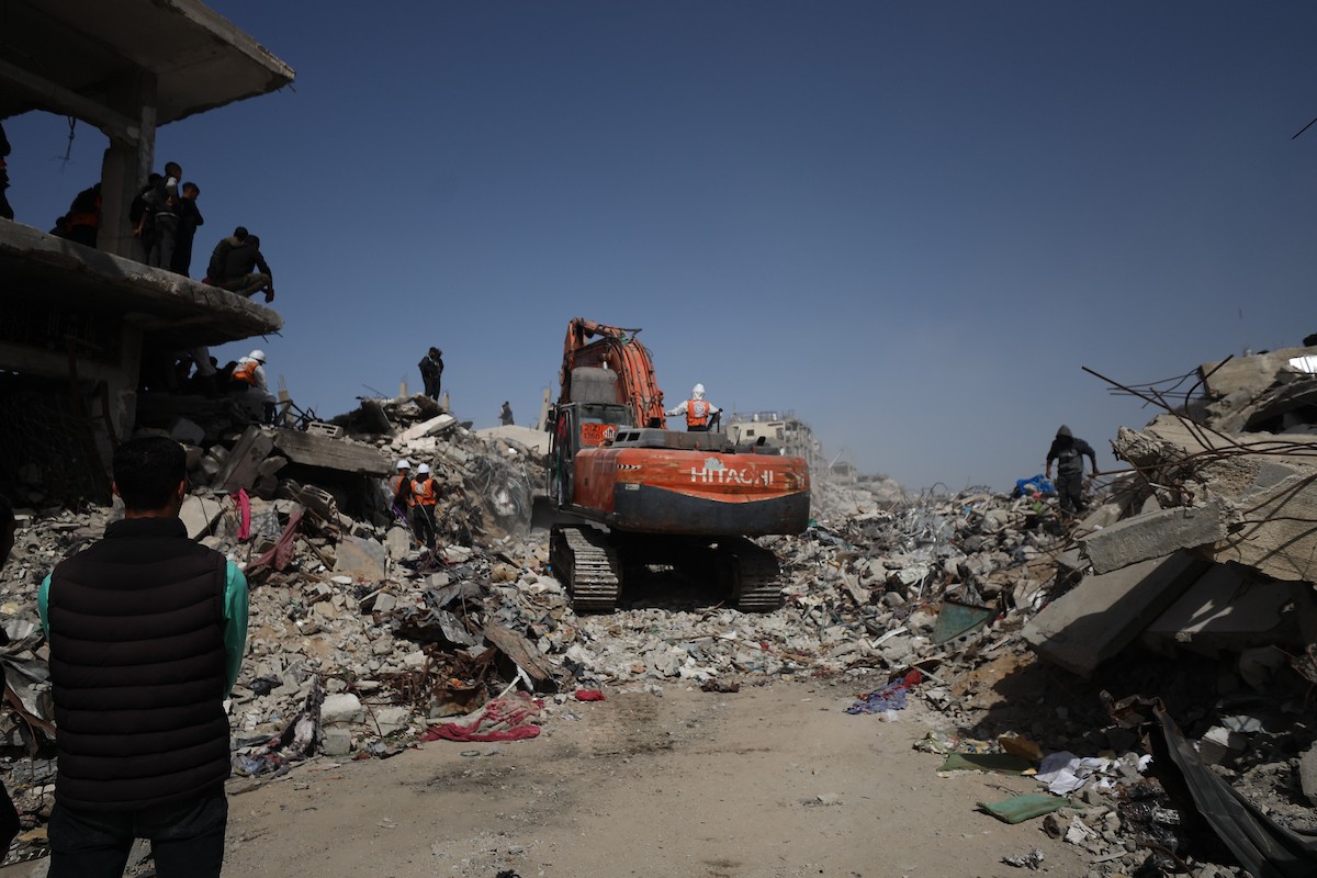 فرق الدفاع المدني التنسيق مع اللجنة الدولية للصليب الأحمر تطلق حملةً لانتشال نحو 67 جثة من عائلة أبو نصر، من تحت أنقاض منزل استهدفه الجيش الإسرائيلي خلال الحرب في بيت لاهيا، شمال قطاع غزة. 15 فبراير/شباط 2026. صورة: عمر أشتوي