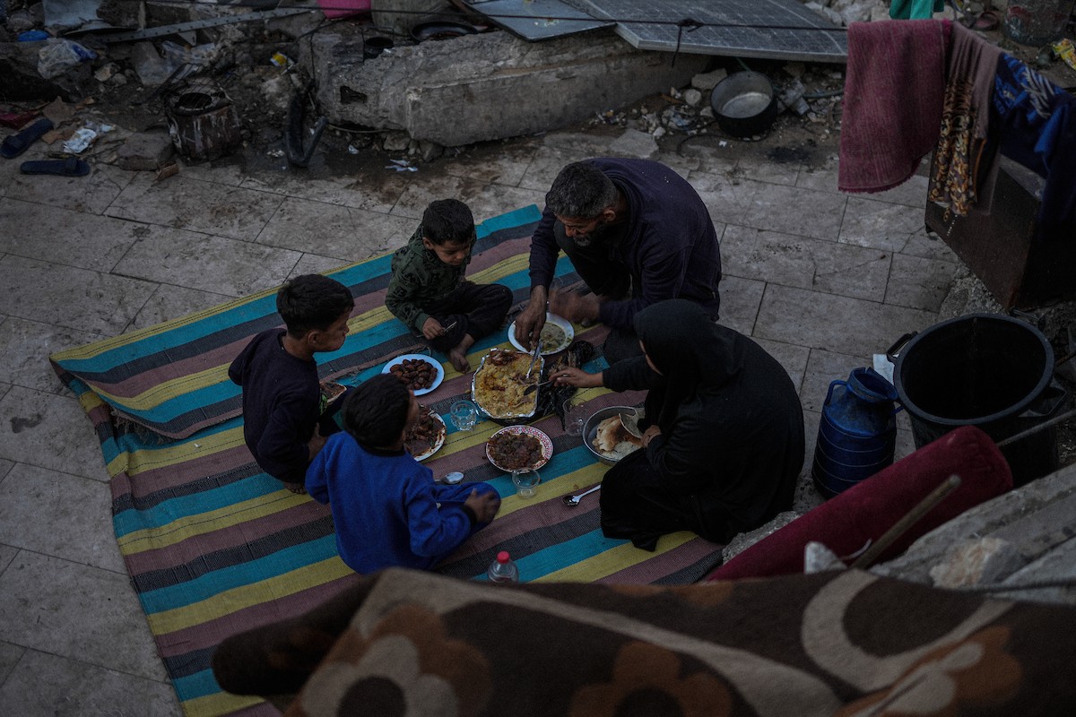عائلة فلسطينية نازحة من بيت حانون تفطر في ثاني أيام رمضان في خيمة متداعية وسط أنقاض مسجد الحساينة على شاطئ مدينة غزة.19 فبراير/شباط 2026. تصوير: عمر أشتوي