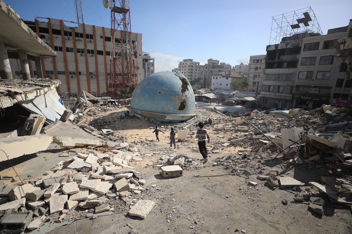 يستقبل الفلسطينيون شهر رمضان وسط دمار غير مسبوق للمباني، بما فيها المساجد التي يؤدون فيها شعائرهم الدينية. مدينة غزة، 19 فبراير/شباط 2026. صورة: عمر أشتوي