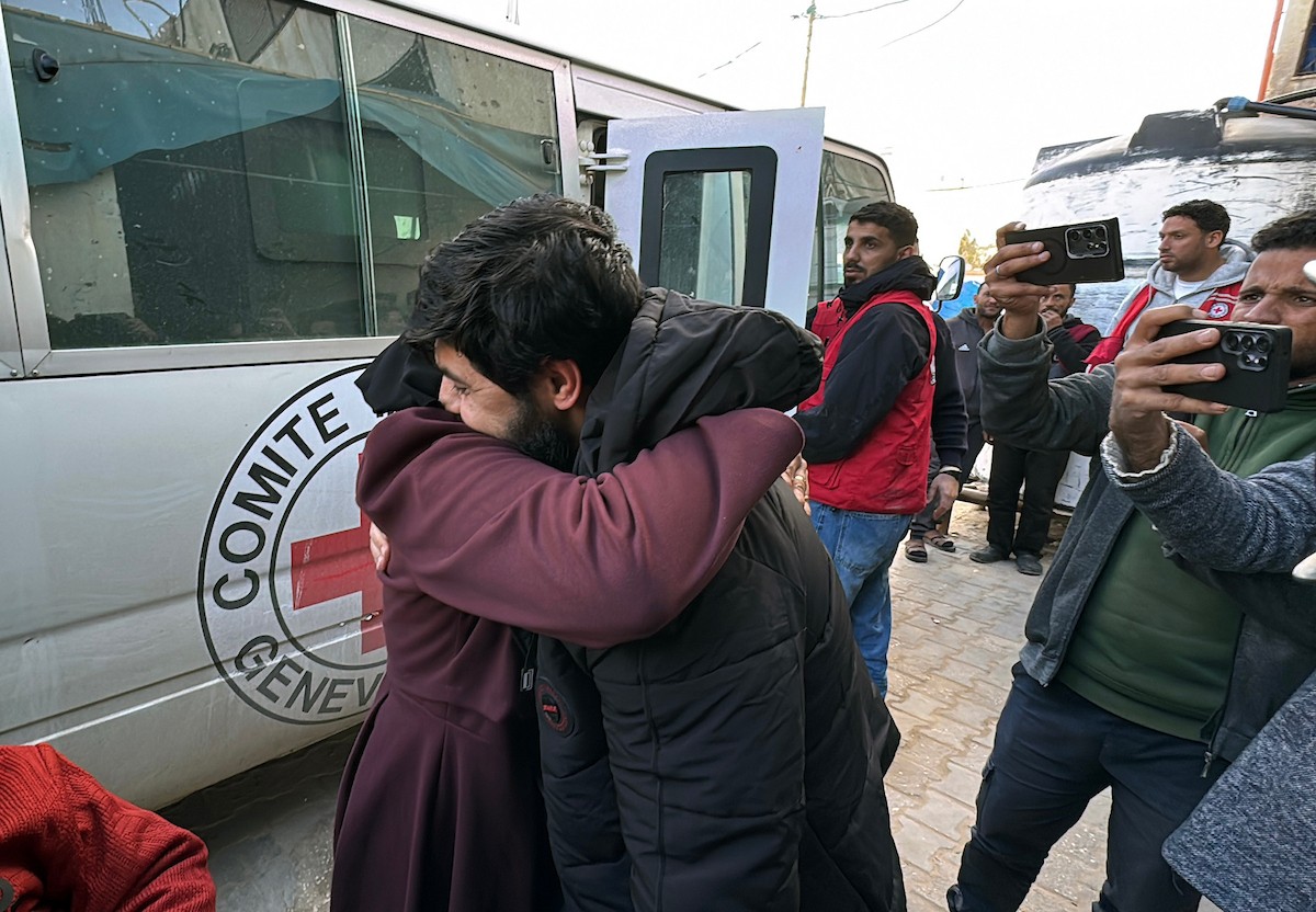 نقلت اللجنة الدولية للصليب الأحمر ثمانية أسرى فلسطينيين إلى مستشفى شهداء الأقصى في دير البلح، وسط قطاع غزة، بعد إطلاق سراحهم من قبل القوات الإسرائيلية. ٢٦ فبراير/شباط ٢٠٢٦. صورة: أحمد إبراهيم