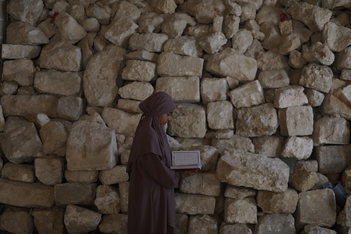 أطفال فلسطينيون يتلون ويحفظون القرآن الكريم داخل الجامع العمري الكبير في مدينة غزة خلال شهر رمضان. وقد تضرر الجامع العمري القديم بشدة جراء الهجمات الإسرائيلية خلال حرب غزة في 26 فبراير/شباط 2026. صورة: عمر أشتوي