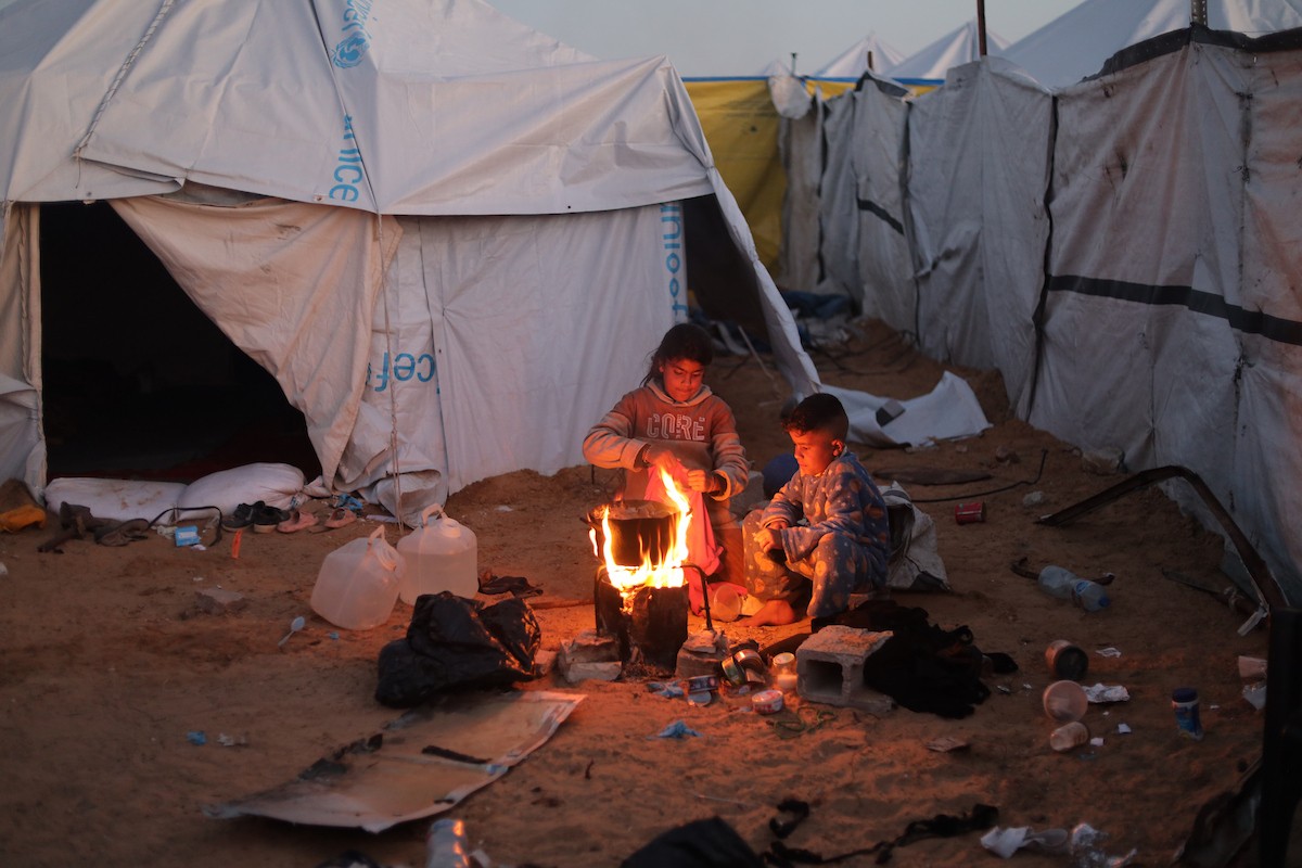 وسط خيام النازحين في المخيم المصري بمنطقة نتساريم وسط قطاع غزة، يحاول السكان الحفاظ على تفاصيل حياتهم اليومية رغم الظروف القاسية والنقص الحاد في الضروريات الأساسية كالمأوى والغذاء والماء النظيف. وسط قطاع غزة، ١٢ فبراير ٢٠٢٦. تصوير: محمد الأسود