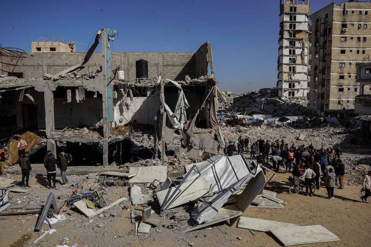 صورة للدمار الذي لحق بمركز شرطة في حي الشيخ رضوان بمدينة غزة، بعد استهداف الجيش الإسرائيلي له في 31 يناير/كانون الثاني 2026. تصوير: عمر أشتوي