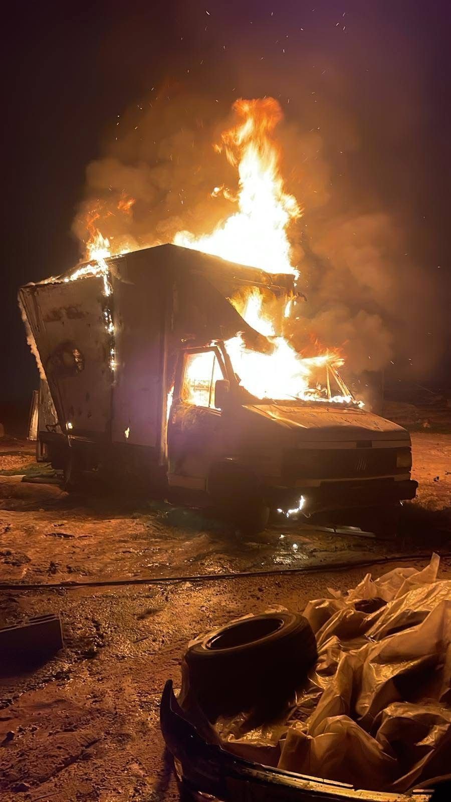 متطوعو الدفاع المدني يعملون على إخماد عدة حرائق في مسافر يطا جنوب الخليل.jpg