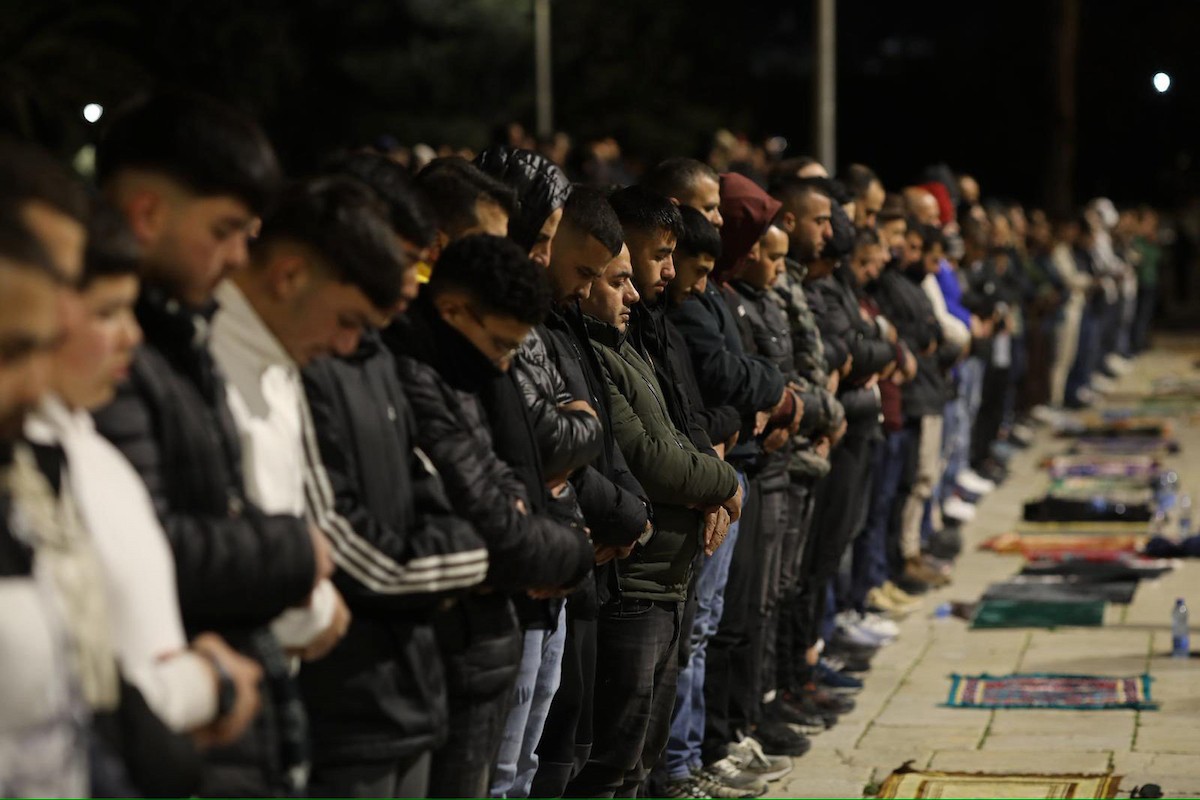 يؤدي الفلسطينيون صلاتي العشاء والتراويح في ساحات المسجد الأقصى في اليوم الثامن من رمضان، القدس، 25 فبراير 2026. صورة من دائرة الأوقاف الإسلامية في القدس