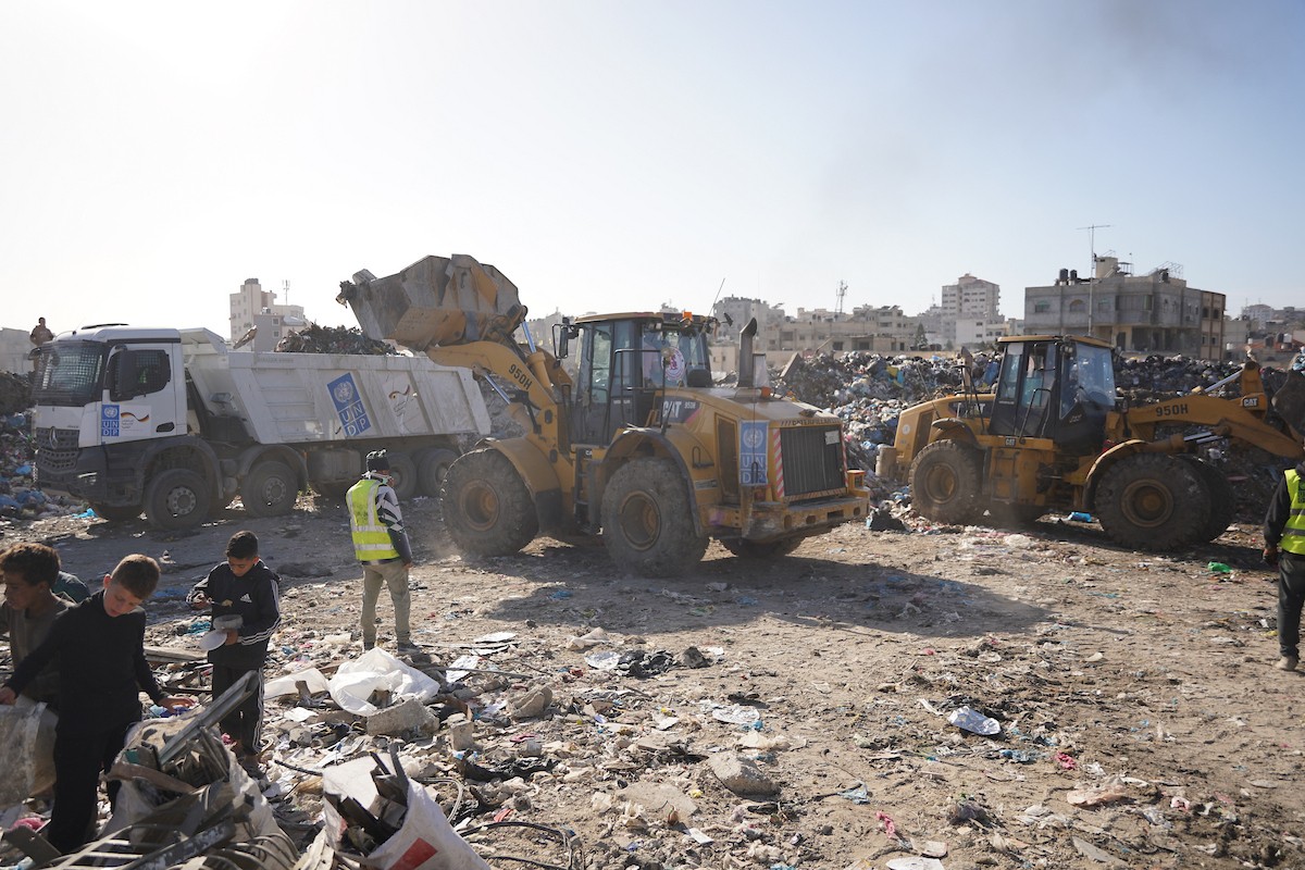 برنامج الأمم المتحدة الإنمائي يطلق عمليات تنظيف في أحد أكبر مواقع النفايات بمدينة غزة، والذي يُشكّل خطراً جسيماً على الصحة العامة، في منطقة سوق فراس على طول شارع عمر المختار ، 11 فبراير/شباط 2026. (صورة: عمر أشتوي)