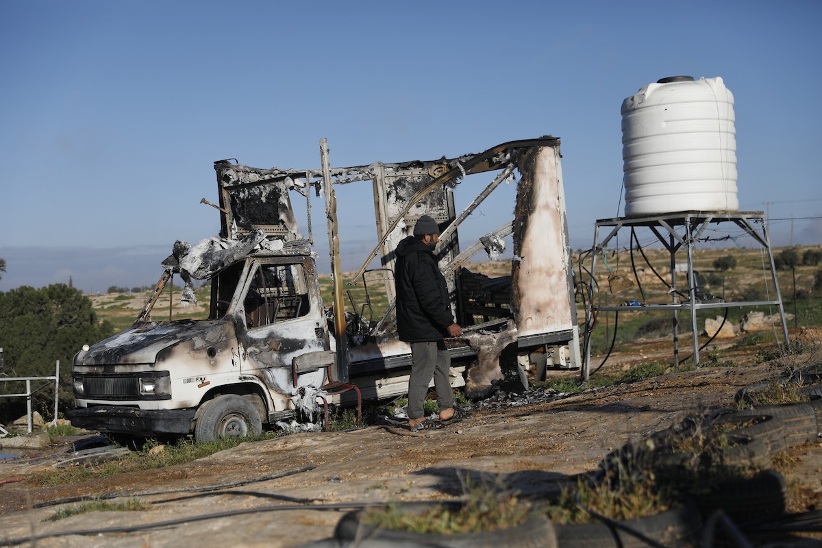 يتفقد فلسطينيون الأضرار التي لحقت بمنازلهم وممتلكاتهم في مستوطنة سوسيا، جنوب الخليل، عقب هجمات شنها مستوطنون يهود الليلة الماضية. الخليل، الضفة الغربية، 25 فبراير/شباط 2026. تصوير: مأمون وزواز