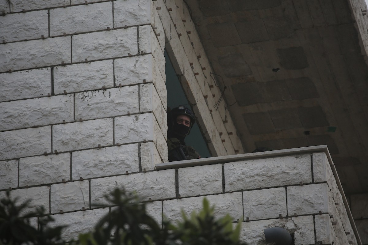 اقتحمت قوات الجيش الإسرائيلي مدينة نابلس، وداهمت العديد من المنازل وسط انتشار واسع النطاق في المنطقة وإطلاق قنابل الغاز المسيل للدموع، مما أسفر عن إصابة عدد من المواطنين بالاختناق. نابلس، الضفة الغربية، 26 فبرايرشباط 2026. صورة محمد ناصر