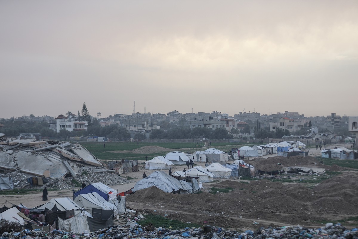 يعيش الفلسطينيون النازحون، وسط الأنقاض في خيام مؤقتة نُصبت في مخيم النصيرات للاجئين وسط قطاع غزة، في ظروف معيشية مزرية ونقص حاد في الاحتياجات الأساسية. ١ فبراير ٢٠٢٦. صورة: معز صالحي