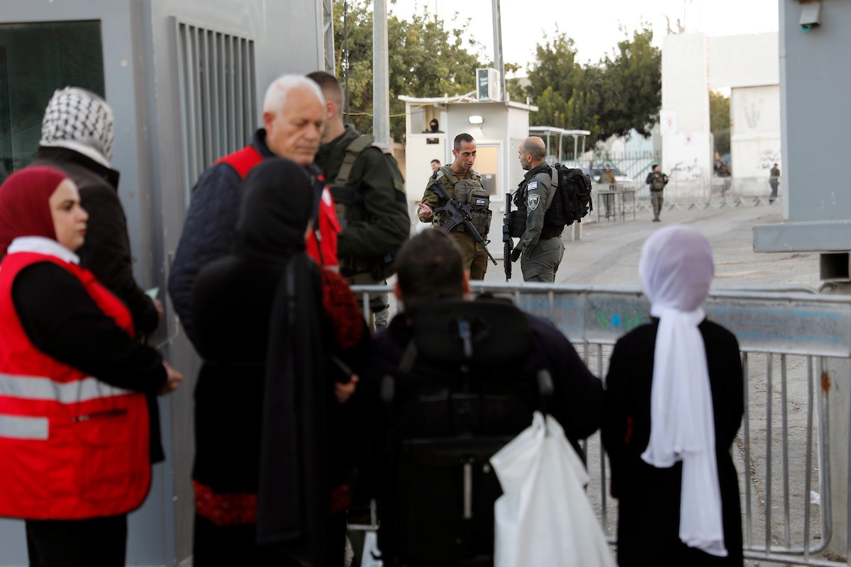 توافد المصلون بكثافة إلى نقطة تفتيش في بيت لحم، متجهين إلى المسجد الأقصى في القدس لأداء صلاتي الجمعة والتراويح، 20 فبراير/شباط 2026. صورة: مأمون وزواز