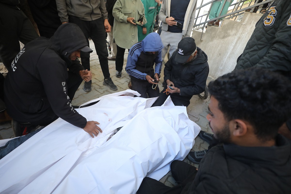 ودّع فلسطينيون جثماني مواطنين اثنين في مستشفى الشفاء بمدينة غزة. استشهد الرجلان في هجوم إسرائيلي استهدف مجموعة من المدنيين قرب حديقة المحطة في شارع يافا، شرق مدينة غزة، في 26 فبراير/شباط 2026. (صورة: عمر أشتوي)