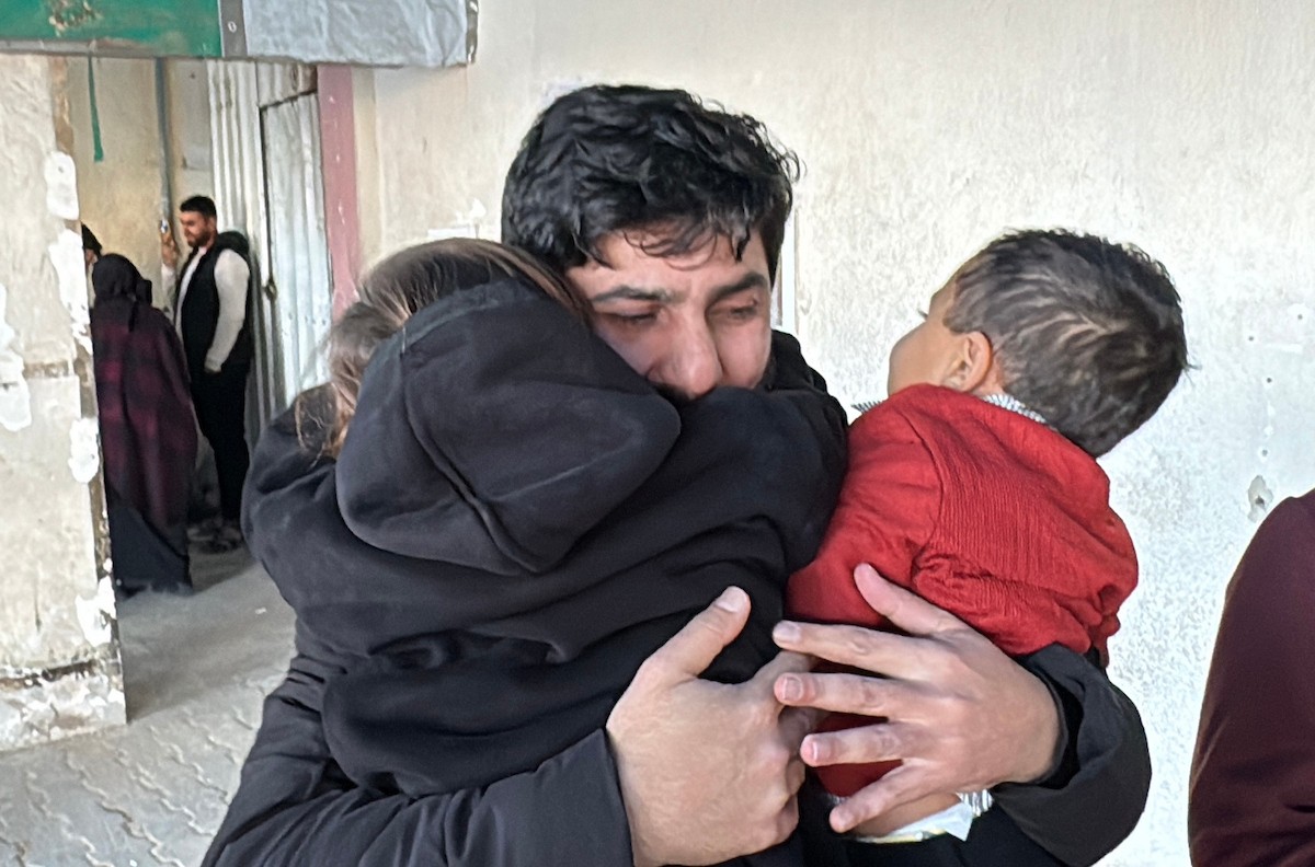 نقلت اللجنة الدولية للصليب الأحمر ثمانية أسرى فلسطينيين إلى مستشفى شهداء الأقصى في دير البلح، وسط قطاع غزة، بعد إطلاق سراحهم من قبل القوات الإسرائيلية. ٢٦ فبراير/شباط ٢٠٢٦. صورة: أحمد إبراهيم