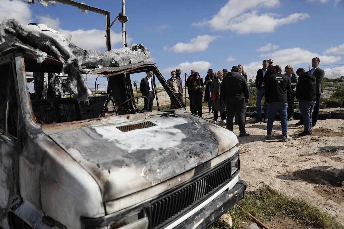 وفد دبلوماسي أوروبي يزور قرية سوسيا، جنوب الخليل، لتقييم الأضرار التي لحقت بالممتلكات الفلسطينية جراء هجمات المستوطنين، 25 فبراير/شباط 2026. تصوير: مأمون وزواز