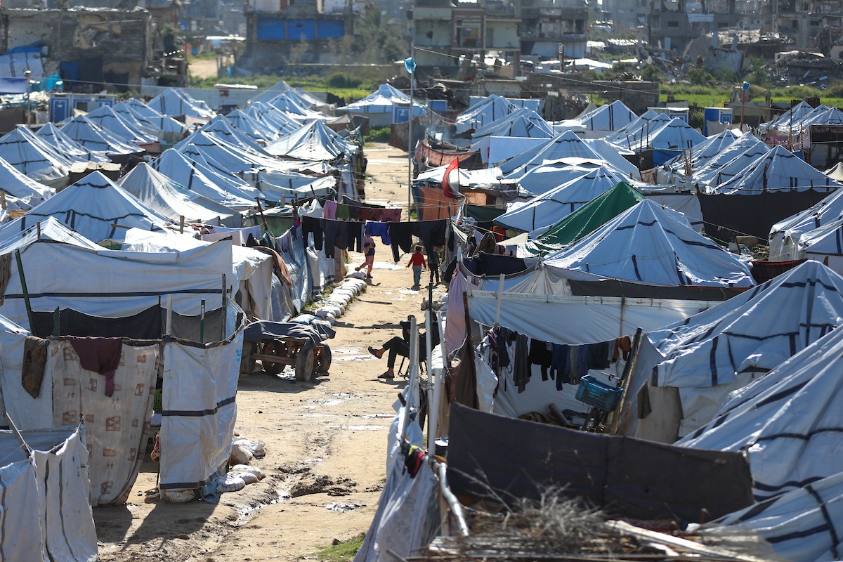 يُكافح الفلسطينيون النازحون في مخيم النصيرات للاجئين من أجل البقاء في ظل ظروف معيشية قاسية ونقص حاد في الاحتياجات الأساسية، ويواجهون تحديات يومية في الحصول على المأوى والغذاء والرعاية الصحية. النصيرات، وسط قطاع غزة، 27 فبراير/شباط 2026. صورة: رمزي أبو عامر