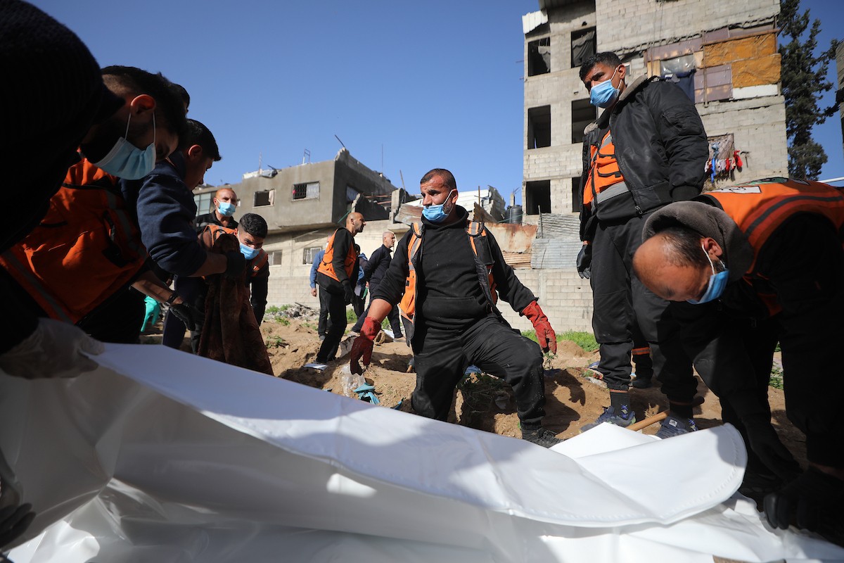 استخراج جثث عشرات الفلسطينيين الذين فقدوا أرواحهم خلال الهجمات الإسرائيلية ودُفنوا مؤقتًا في منطقة النفق بمدينة غزة، تمهيدًا لنقلها إلى المقابر الرسمية، 1 فبراير/شباط 2026. (صورة: عمر أشتوي)