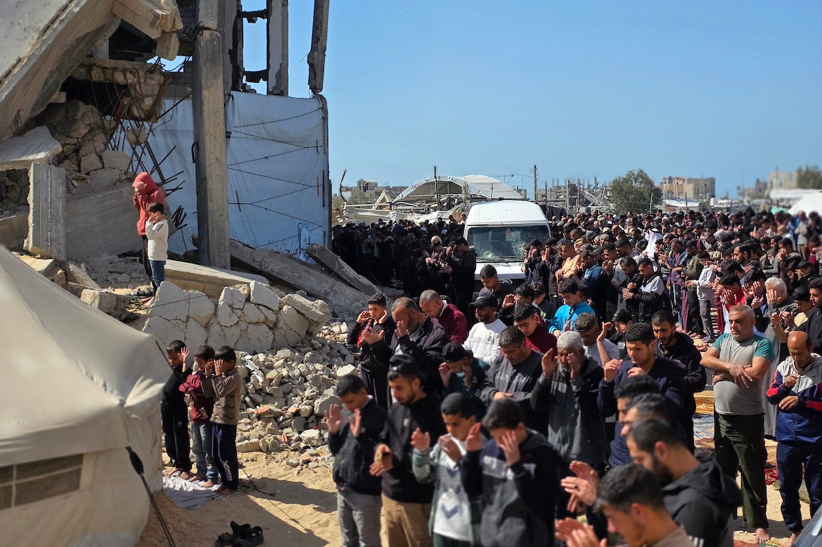 يؤدي الفلسطينيون أول صلاة جمعة من شهر رمضان المبارك وسط أنقاض مسجد الألباني في خان يونس، غزة، في 20 فبراير/شباط 2026. صورة: طارق محمد