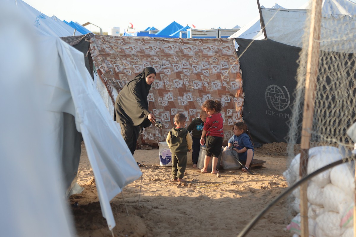 وسط خيام النازحين في المخيم المصري بمنطقة نتساريم وسط قطاع غزة، يحاول السكان الحفاظ على تفاصيل حياتهم اليومية رغم الظروف القاسية والنقص الحاد في الضروريات الأساسية كالمأوى والغذاء والماء النظيف. وسط قطاع غزة، ١٢ فبراير ٢٠٢٦. تصوير: محمد الأسود