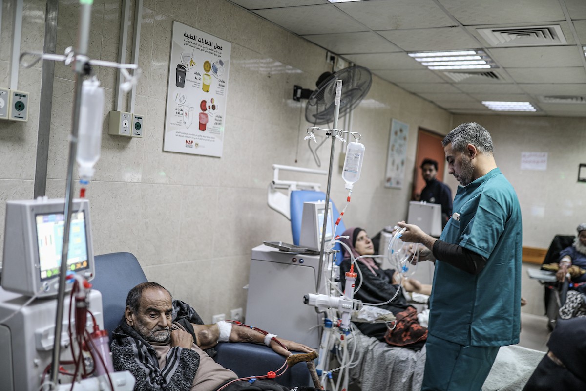 يخضع مرضى فلسطينيون مصابون بالفشل الكلوي لجلسات غسيل الكلى في مستشفى شهداء الأقصى بدير البلح، وسط وانتظار مستمر لفتح معبر رفح لتلقي العلاج خارج قطاع غزة، 1 فبراير/شباط 2026. تصوير: رمزي أبو عامر
