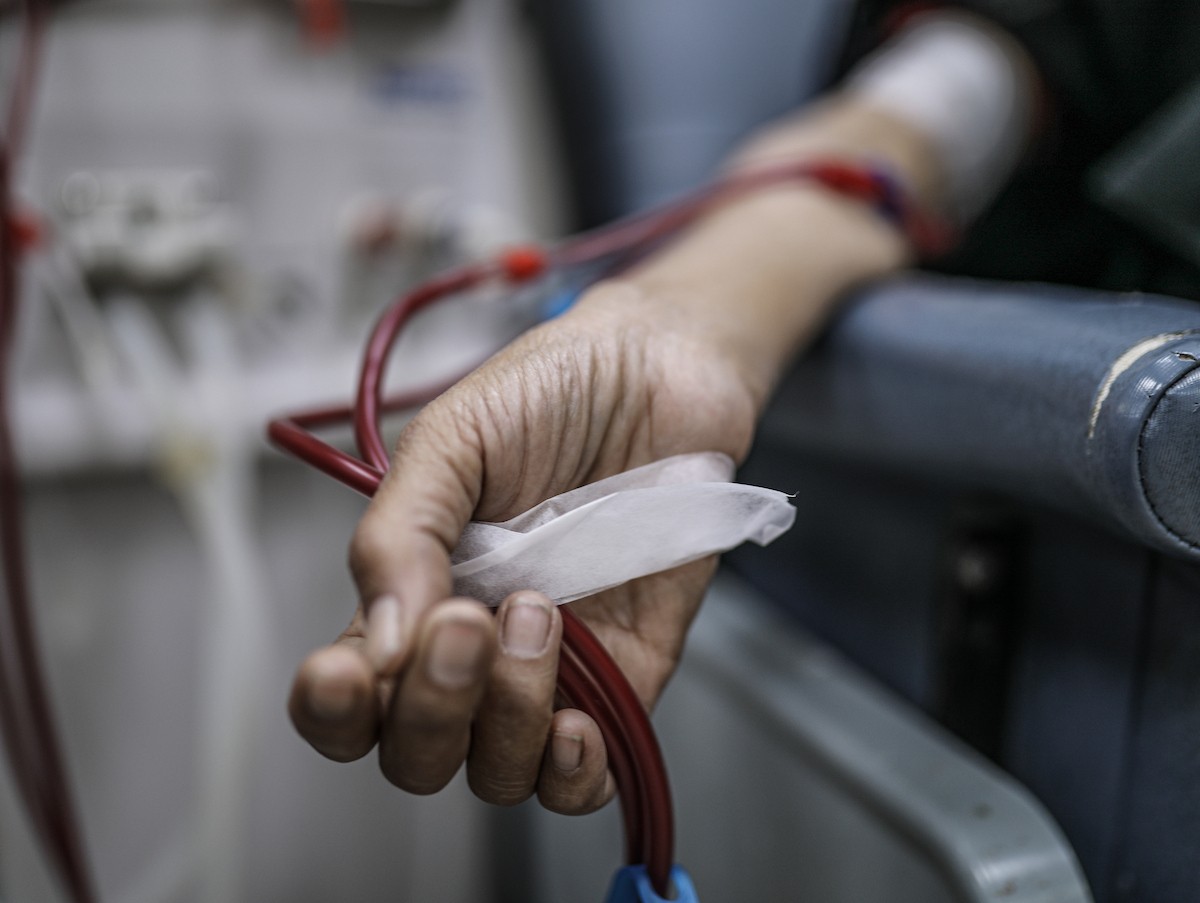 يخضع مرضى فلسطينيون مصابون بالفشل الكلوي لجلسات غسيل الكلى في مستشفى شهداء الأقصى بدير البلح، وسط وانتظار مستمر لفتح معبر رفح لتلقي العلاج خارج قطاع غزة، 1 فبراير/شباط 2026. تصوير: رمزي أبو عامر