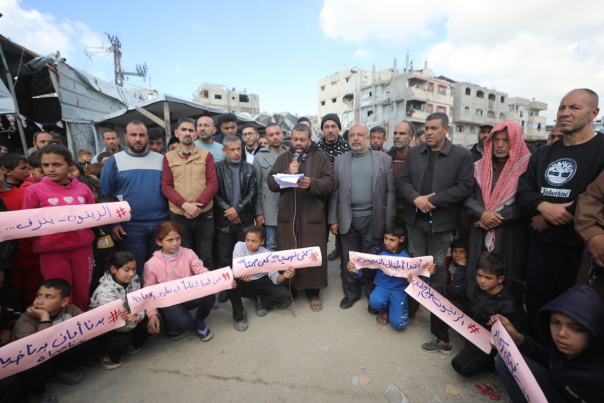 نظمت عائلات فلسطينية نازحة، تعيش وسط الأنقاض في حي الزيتون بمدينة غزة، احتجاجًا للمطالبة بتوفير المياه والغذاء والرعاية الصحية والتعليم للنازحين، ووقف الهجمات الإسرائيلية المستمرة ضدهم. مدينة غزة، 25 فبرايرشباط 2026. تصوير عمر أشتوي