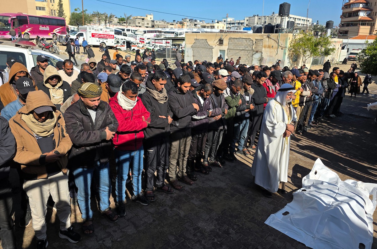 ودّع الفلسطينيون جثمان أكرم حسن الأرجاني في مستشفى ناصر بخان يونس. وقد قُتل في هجوم إسرائيلي في منطقة خان يونس، جنوب قطاع غزة. صورة: طارق محمد