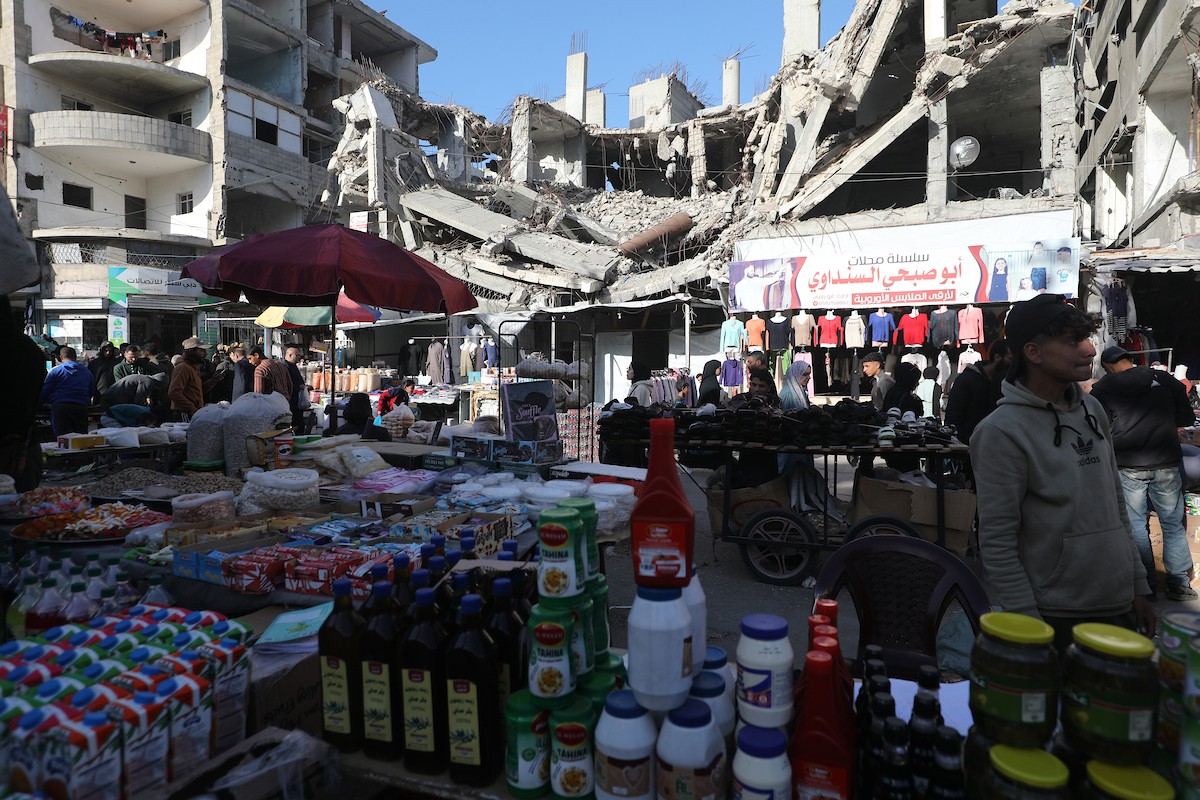 مشهد من الأسواق والبازارات في مخيم النصيرات، وسط قطاع غزة، حيث يستعد المواطنون للإفطار خلال شهر رمضان، في 22 فبراير/شباط 2026. تصوير: معز صالحي