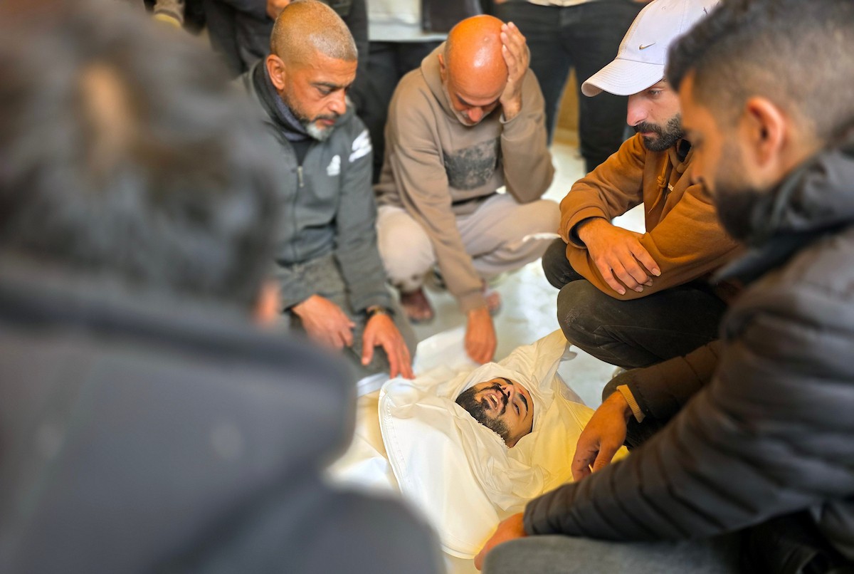 ودّعت والدة الفقيد عبد الحميد الفرا وأقاربه جثمانه للمرة الأخيرة في مشرحة مجمع ناصر الطبي، بعد استشهاده بنيران الجيش الإسرائيلي في منطقة التحلية، شرق خان يونس جنوب قطاع غزة. ١٩ فبراير ٢٠٢٦. تصوير: طارق محمد (APA Images)