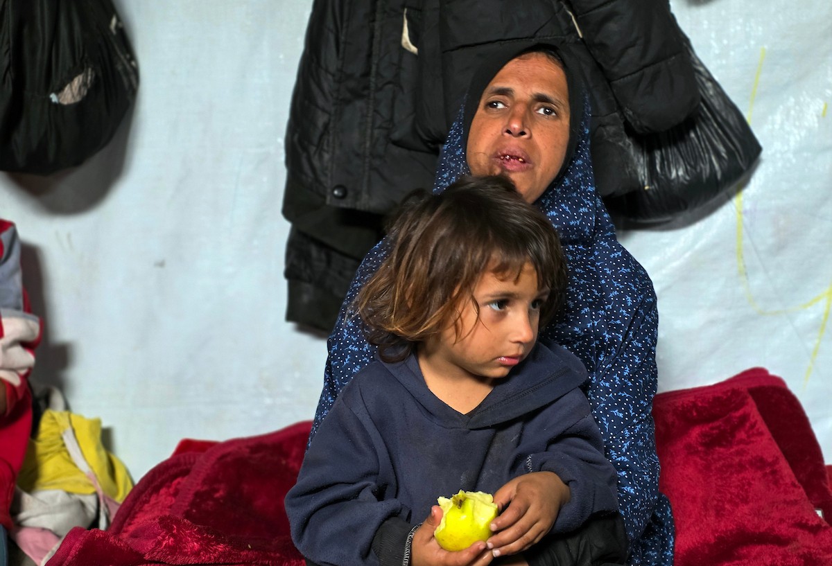 هالة عوض (48 عاما) كفيفة فقدت زوجها في هجوم إسرائيلي، تعيش مع أطفالها السبعة في خيمة مؤقتة غرب خان يونس، وتعيلهم بمفردها رغم إعاقتها البصرية. تصوير: طارق محمد