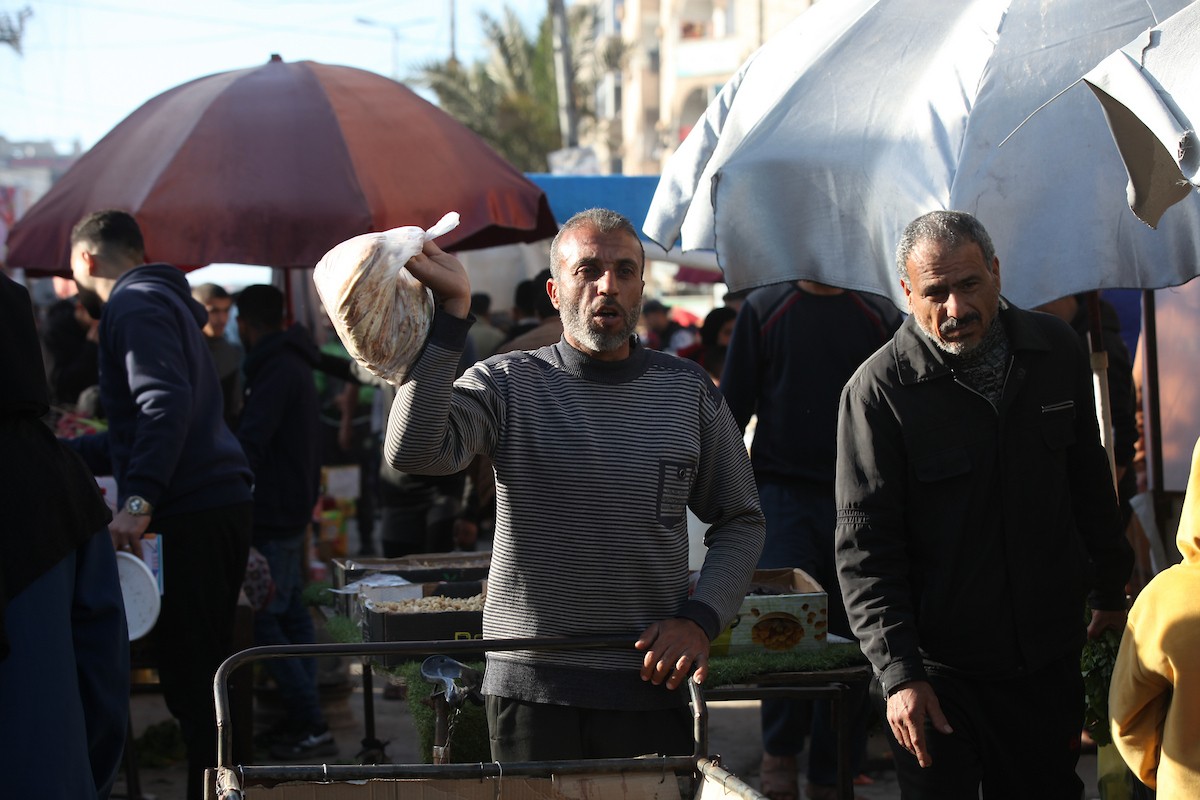 مشهد من الأسواق والبازارات في مخيم النصيرات، وسط قطاع غزة، حيث يستعد المواطنون للإفطار خلال شهر رمضان، في 22 فبراير/شباط 2026. تصوير: معز صالحي
