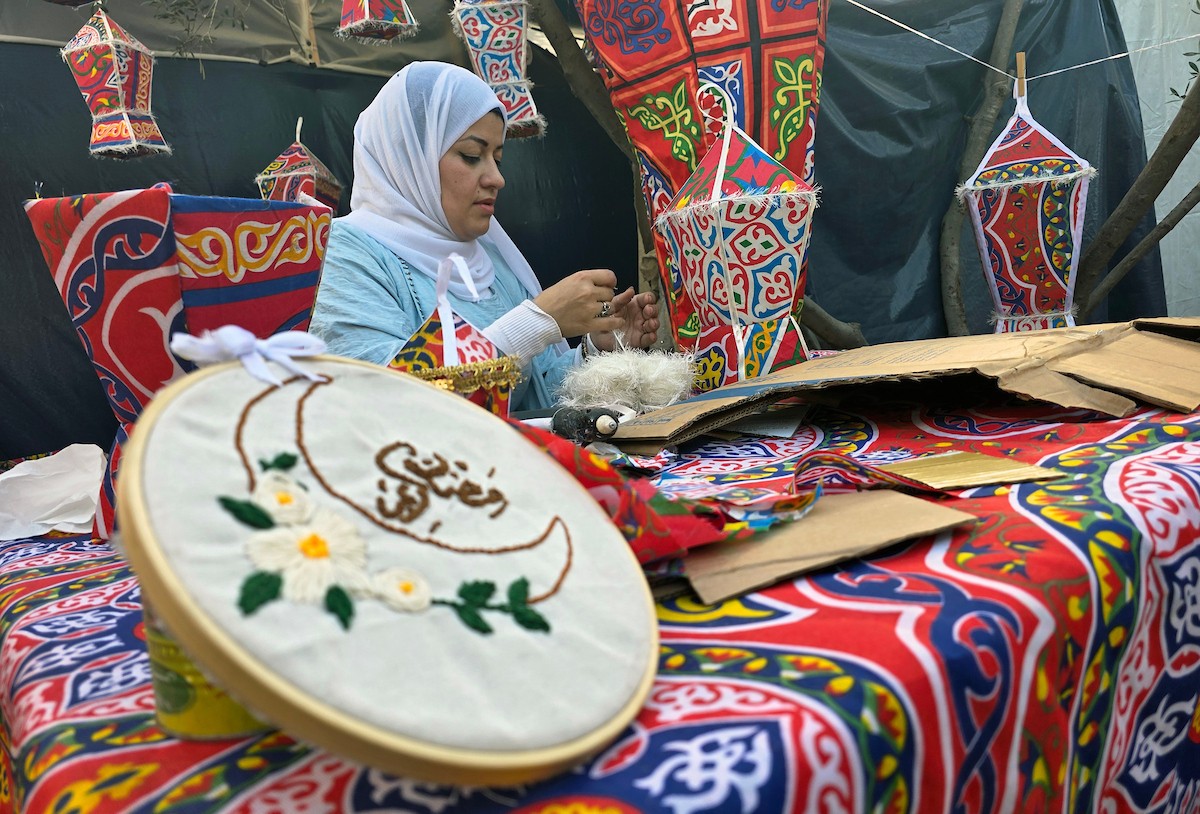 الفلسطينية ريهان شراب تصنع فوانيس رمضان من بقايا صناديق المساعدات في خان يونس جنوب قطاع غزة  8 فبراير/شباط 2026. (صورة: طارق محمد)