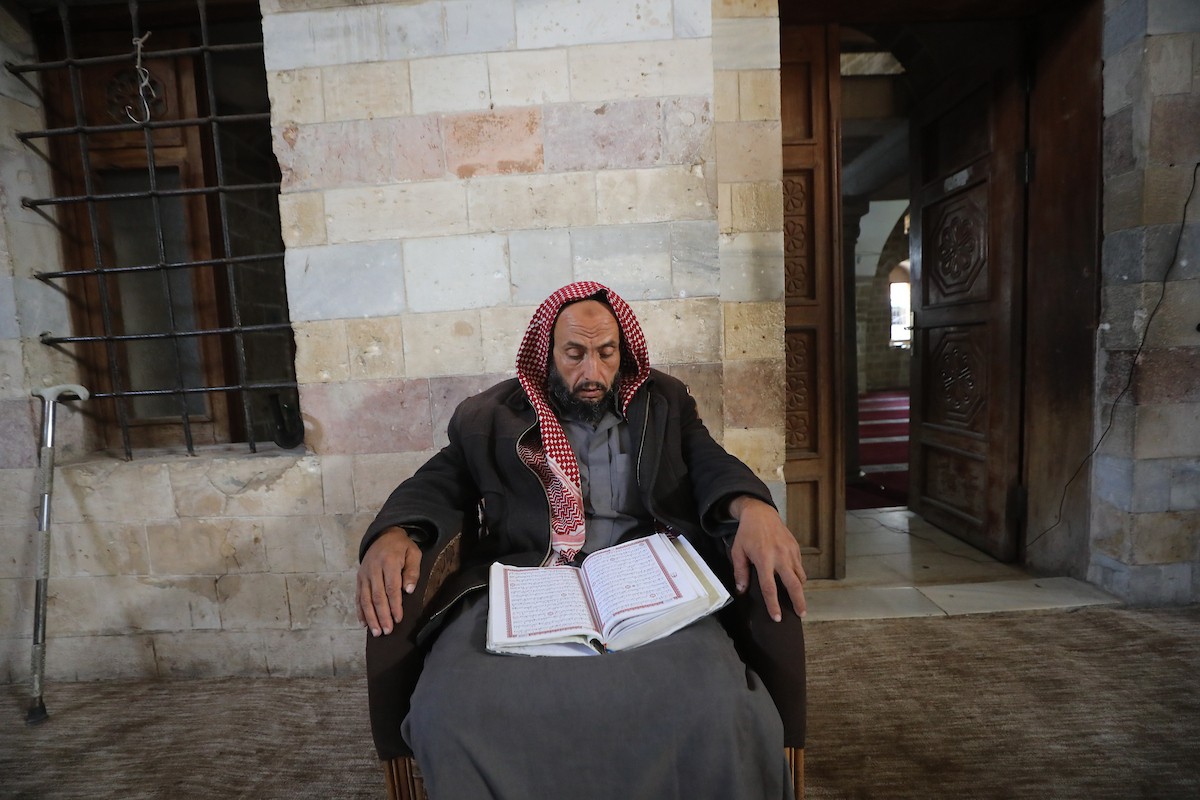 يُحيي الفلسطينيون أول أيام شهر رمضان المبارك في جامع السيد هاشم التاريخي بوسط مدينة غزة، ١٨ فبراير ٢٠٢٦. تصوير: عمر أشتوي