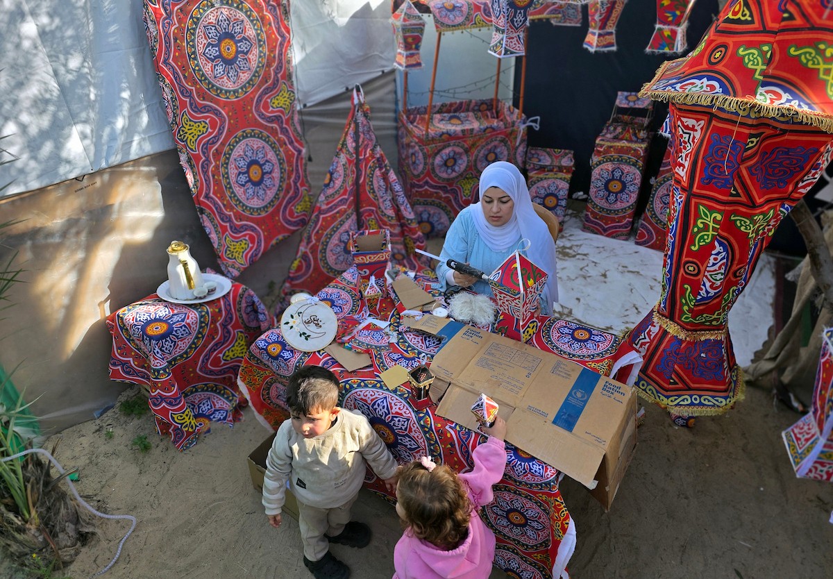 الفلسطينية ريهان شراب تصنع فوانيس رمضان من بقايا صناديق المساعدات في خان يونس جنوب قطاع غزة  8 فبراير/شباط 2026. (صورة: طارق محمد)
