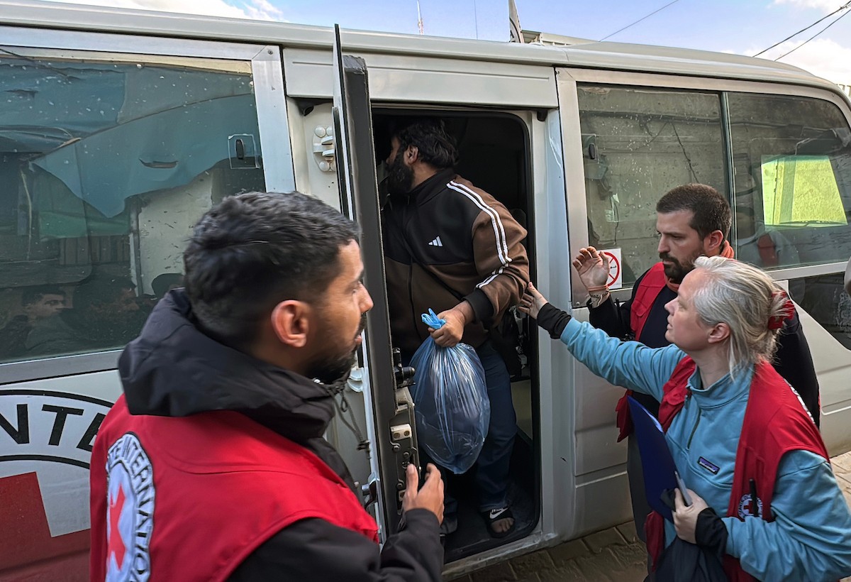 نقلت اللجنة الدولية للصليب الأحمر ثمانية أسرى فلسطينيين إلى مستشفى شهداء الأقصى في دير البلح، وسط قطاع غزة، بعد إطلاق سراحهم من قبل القوات الإسرائيلية. ٢٦ فبراير/شباط ٢٠٢٦. صورة: أحمد إبراهيم