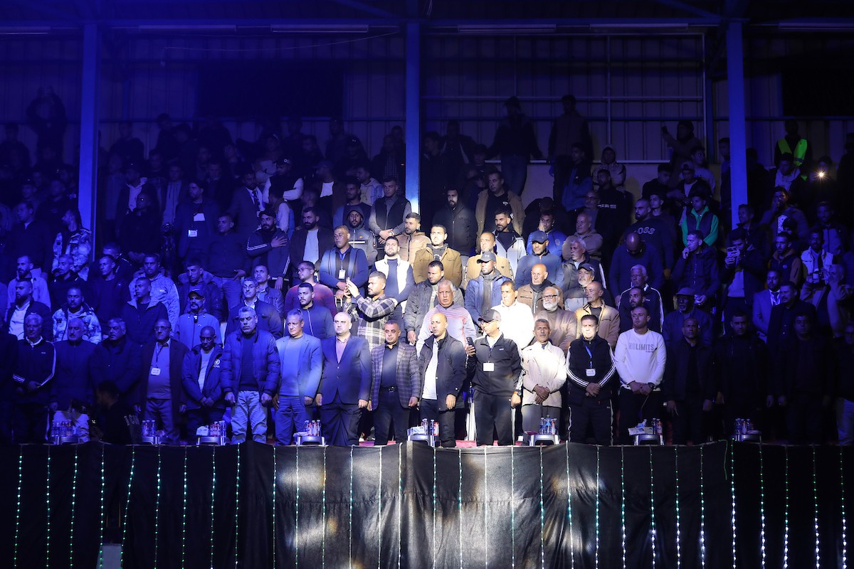 لاعبون فلسطينيون من فريقي النصيرات ورفح يتنافسون خلال مباراة كرة قدم على ملعب نادي خدمات النصيرات، ضمن بطولة غزة الرمضانية، بحضور حشد جماهيري كبير، في مخيم النصيرات بوسط قطاع غزة، بتاريخ 21 فبراير/شباط 2026. تصوير: معز صالحي / apaimages