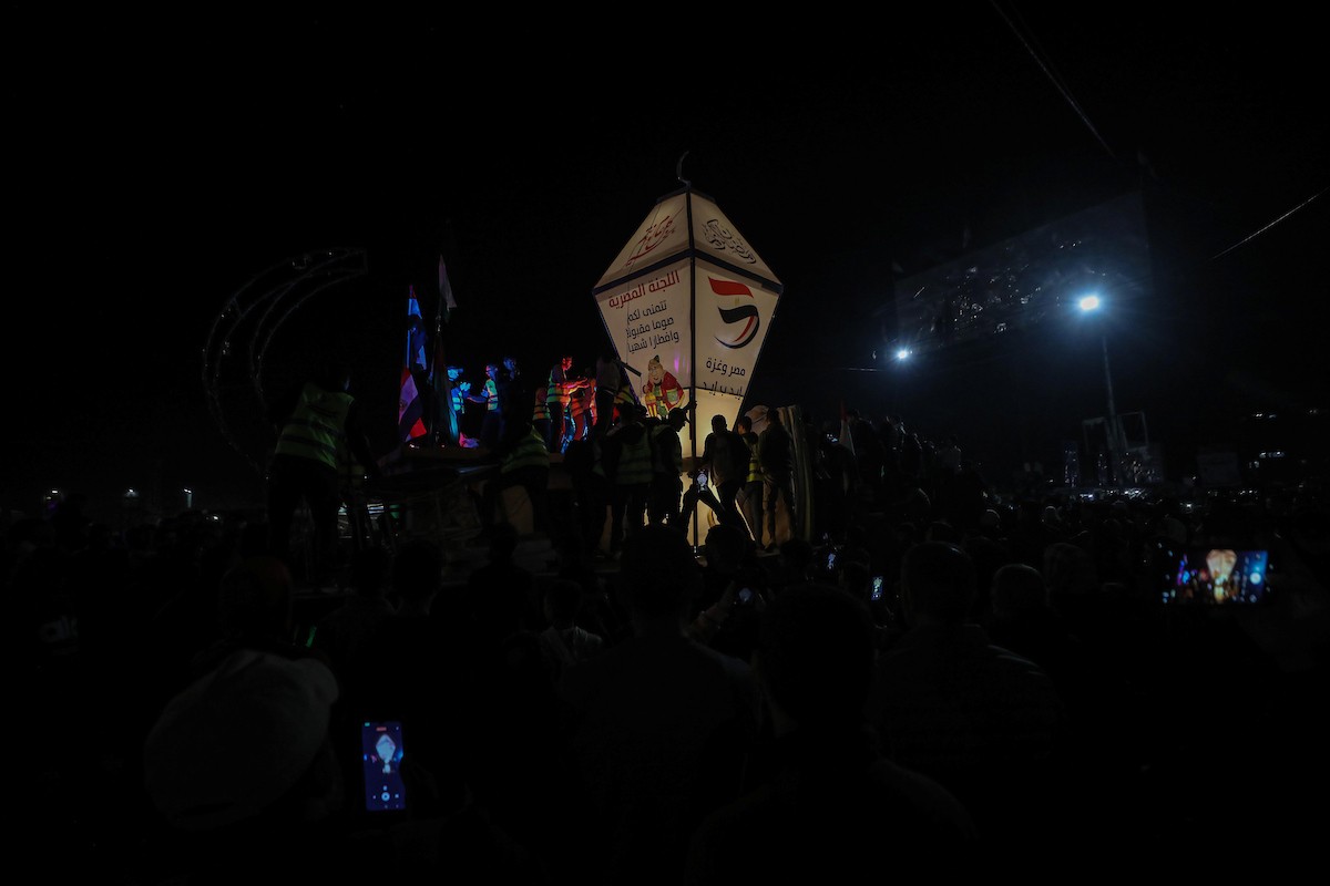 يتسوق الفلسطينيون في أول ليلة من شهر رمضان المبارك في سوق الزاوية، الواقع في قلب مدينة غزة والذي تضرر بشدة جراء الحرب الإسرائيلية. يعرض الباعة بضائعهم على أكشاك مزينة بالفوانيس والأضواء وأطعمة رمضان. مدينة غزة، 17 فبراير/شباط 2026. تصوير: عمر أشتوي