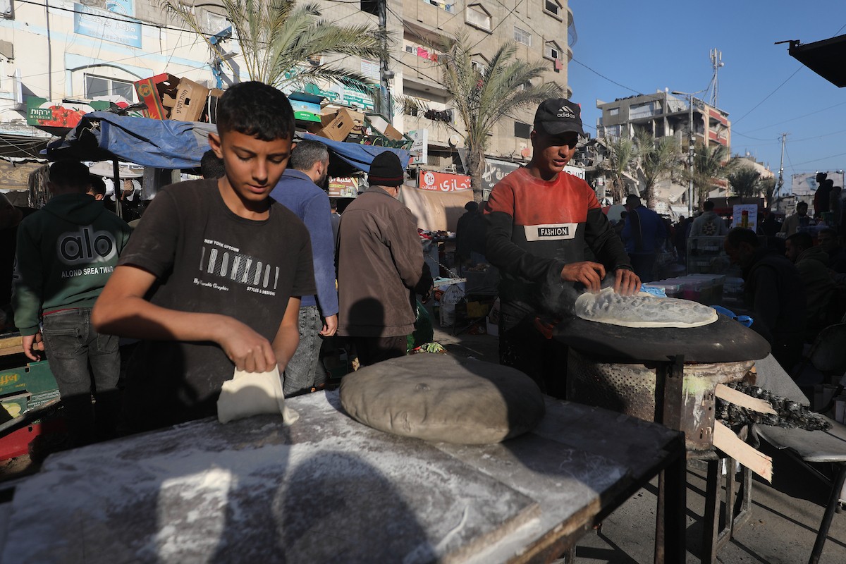 مشهد من الأسواق والبازارات في مخيم النصيرات، وسط قطاع غزة، حيث يستعد المواطنون للإفطار خلال شهر رمضان، في 22 فبراير/شباط 2026. تصوير: معز صالحي