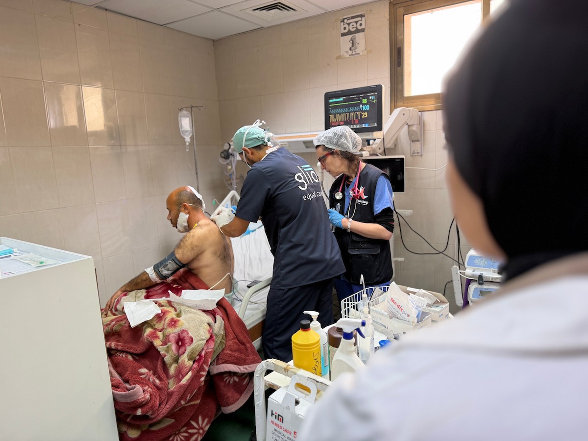 أطباء أجانب، ضمن وفد طبي وصل إلى قطاع غزة، يقدمون خدماتهم ويجرون عمليات جراحية للجرحى، ويتبادلون خبراتهم مع الأطباء والممرضين في مجمع ناصر الطبي بخان يونس،١٥ فبراير/شباط ٢٠٢٦. صورة: محمد سلامة  (APA Images)