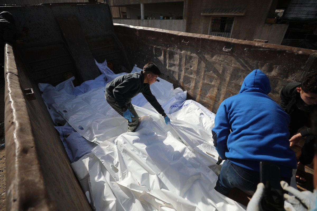 استخراج جثث عشرات الفلسطينيين الذين فقدوا أرواحهم خلال الهجمات الإسرائيلية ودُفنوا مؤقتًا في منطقة النفق بمدينة غزة، تمهيدًا لنقلها إلى المقابر الرسمية، 1 فبراير/شباط 2026. (صورة: عمر أشتوي)