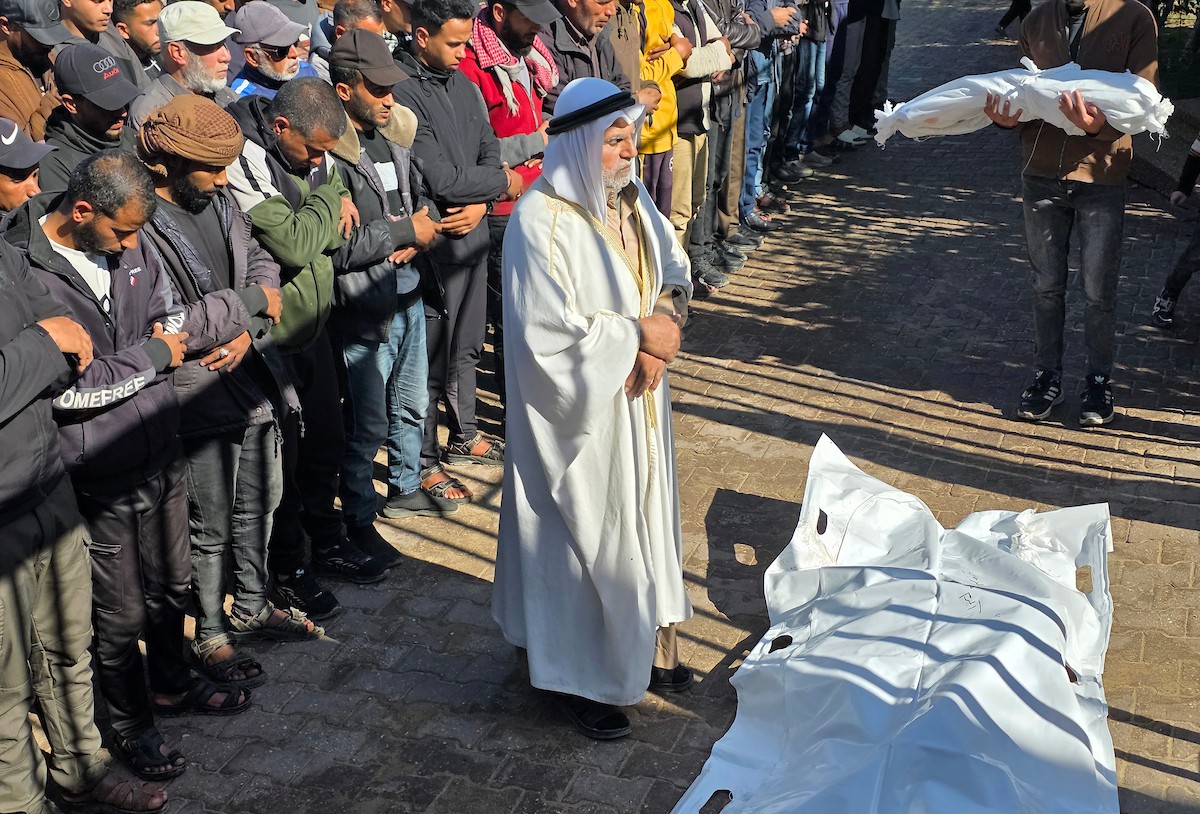 ودّع الفلسطينيون جثمان أكرم حسن الأرجاني في مستشفى ناصر بخان يونس. وقد قُتل في هجوم إسرائيلي في منطقة خان يونس، جنوب قطاع غزة. صورة: طارق محمد