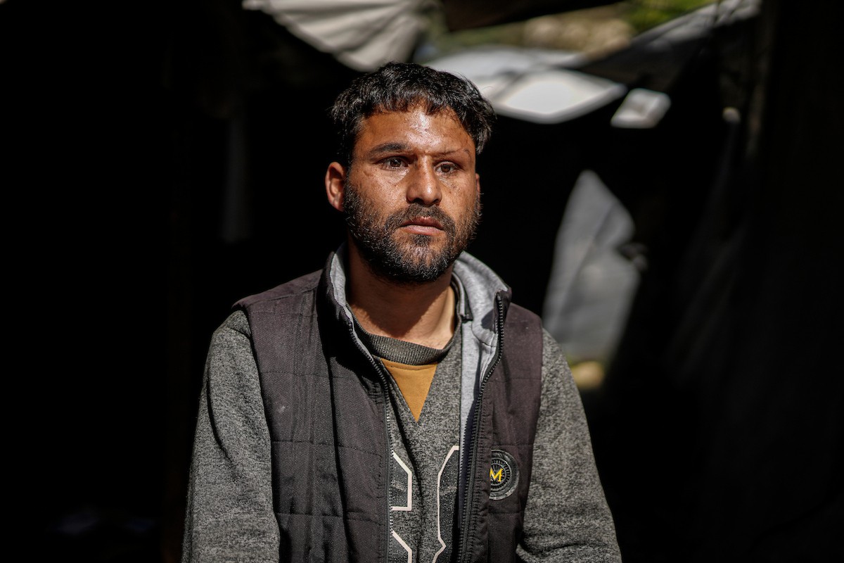 الفلسطيني لؤي أسامة صبح، 27 عامًا، أصيب بإعاقات دائمة وفقد بصره تمامًا جراء هجمات إسرائيلية، يكافح من أجل مواصلة حياته اليومية داخل خيمته في مدينة غزة في 11 فبراير/شباط 2026. صورة: عمر أشتوي