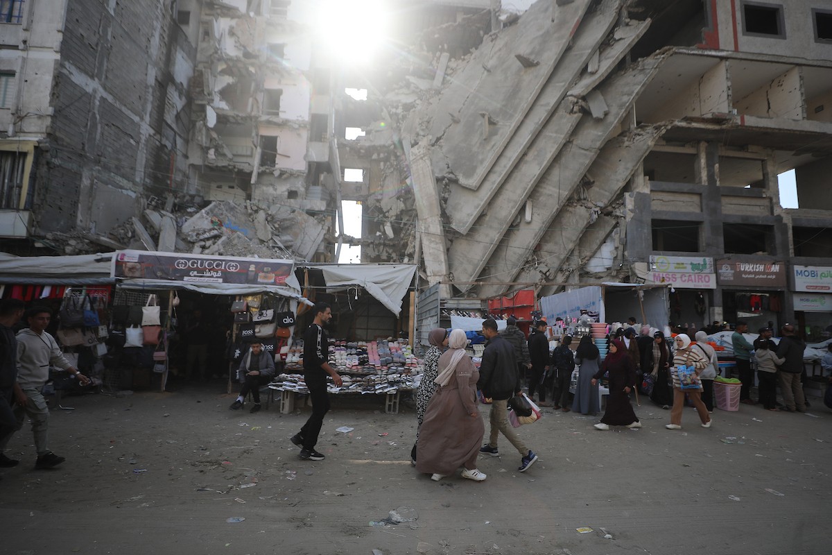 يبيع الباعة الفلسطينيون الطعام وغيره من السلع في سوق بمدينة غزة خلال اليوم الخامس من شهر رمضان المبارك، 22 فبراير/شباط 2026. تصوير: عمر أشتوي