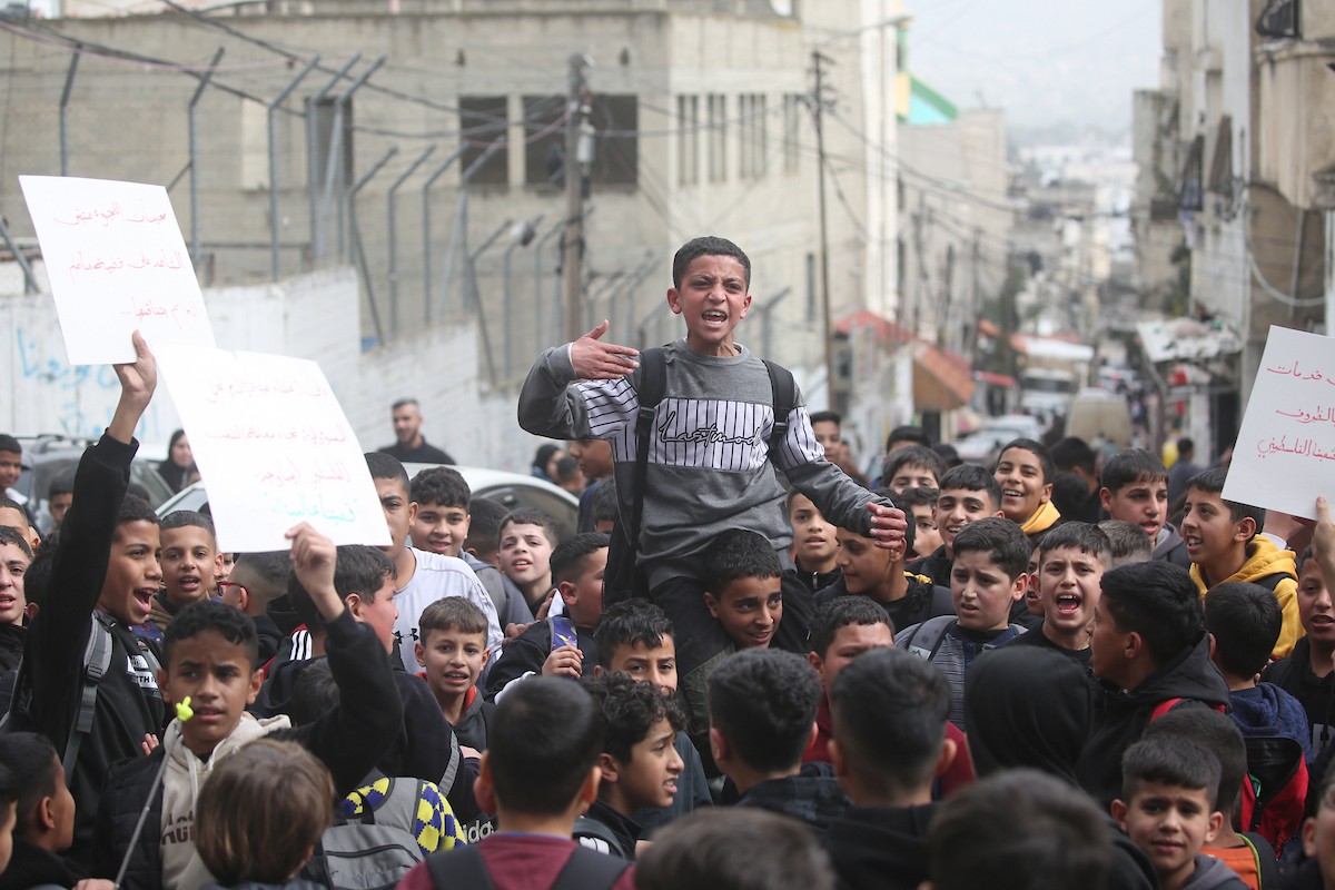 يتظاهر طلاب فلسطينيون من مدارس الأونروا في مخيم بلاطة، شرق نابلس بالضفة الغربية، احتجاجًا على خفض الأونروا للخدمات في مخيمات الضفة، وذلك في 9 فبراير/شباط 2026. (صورة: محمد ناصر)